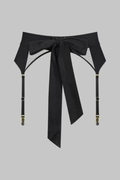 Maison Close Porte-Jarretelles Foulard - Madame Rêve 9 Maison Close Porte-Jarretelles Foulard - Madame Rêve -Séduction Raffinée Lingerie 560357 ghost 2 2560x3840 1